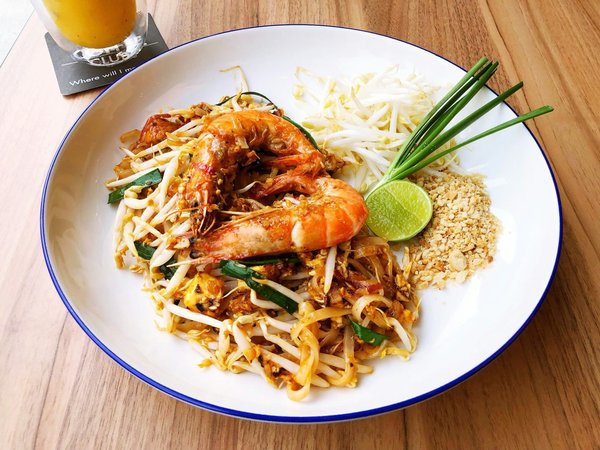 Quels sont les ingrédients pour un authentique pad thaï aux crevettes et tofu ?