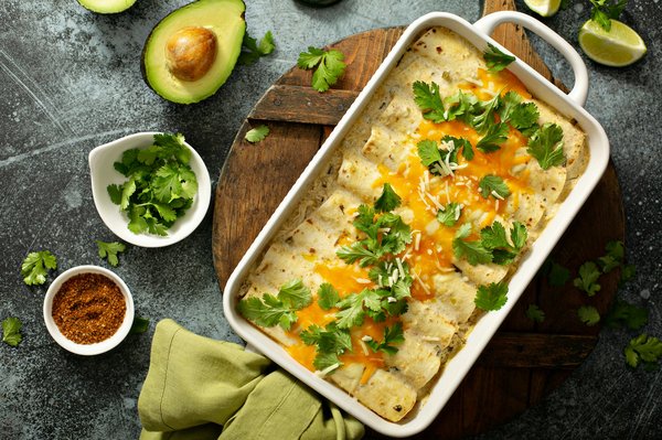 Quelle est la meilleure méthode pour préparer des enchiladas au poulet et sauce tomatillo ?