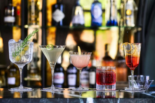 Quelles stratégies utiliser pour un bar à cocktails centré sur des boissons non alcoolisées mais innovantes ?