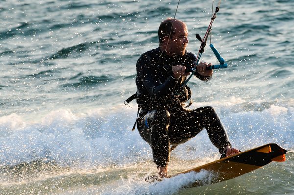 Kitesurf : Astuces pour sélectionner ailes, planche et équipements